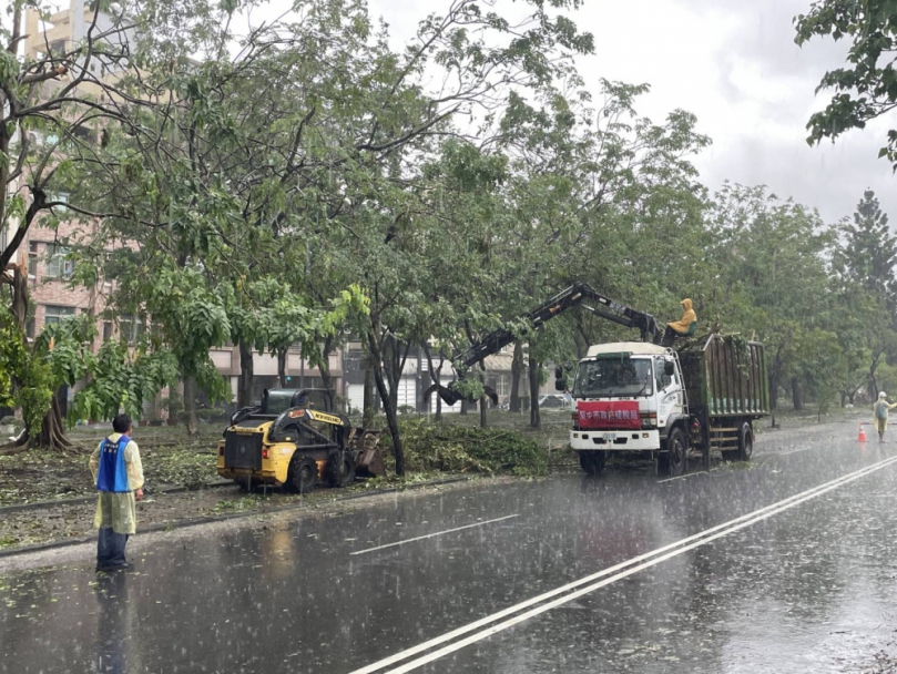 風雨中堅守救災最前線！中市建設局出動重機具助嘉義重建