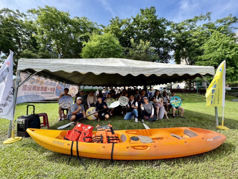 炎炎夏日划船趣  大里康橋公園獨木舟體驗涼快登場