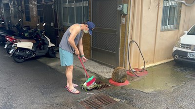 環保局清潔隊員加強清溝籲民眾發揮舉手之勞共同維護居住環境