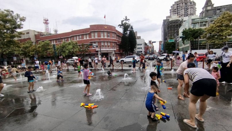 小屁孩攻陷新竹州廳？府前噴水設施開放沖涼   親子射水大戰樂翻天！
