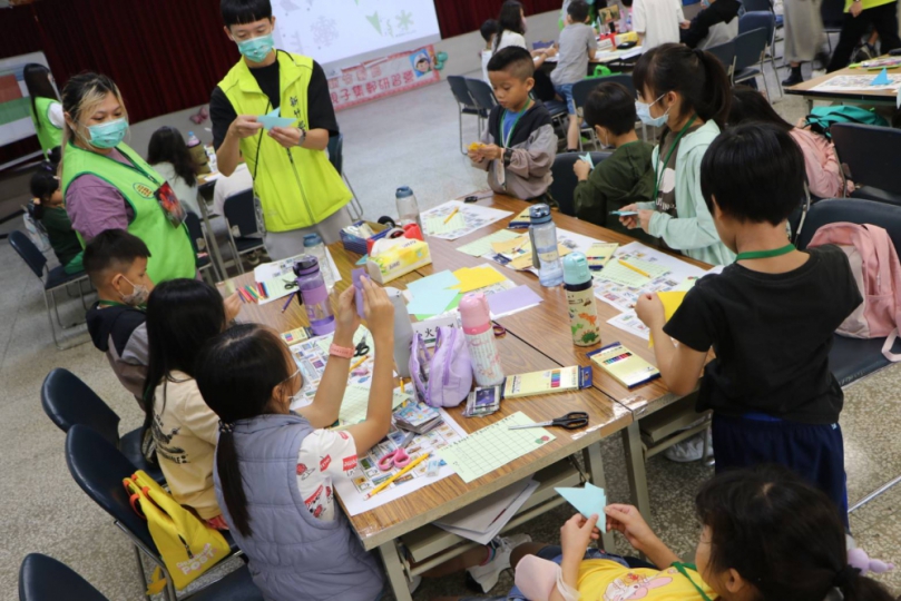 小郵票   大世界   新竹郵局吳進益：小朋友培養品德從集郵開始