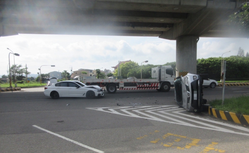二車於清水區的路口發生碰撞導致一車側翻所幸駕駛受輕傷