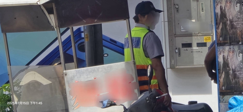 今日（15日）中部地區進行「城鎮韌性防空警報演習」、模擬戰時城鎮防護與民眾疏散流程、不過演習過程中卻驚見有些值勤人員未進入狀況、竟在騎樓下與民眾閒聊、神情輕鬆、宛如置身事外、引發民眾質疑演習嚴謹性。