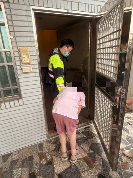 6旬婦吃力外出散步  暖警借輪椅助返家