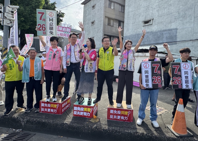罷黃健豪行動倒數　民進黨立委吳思瑤、林楚茵站街催票、打電話助攻
