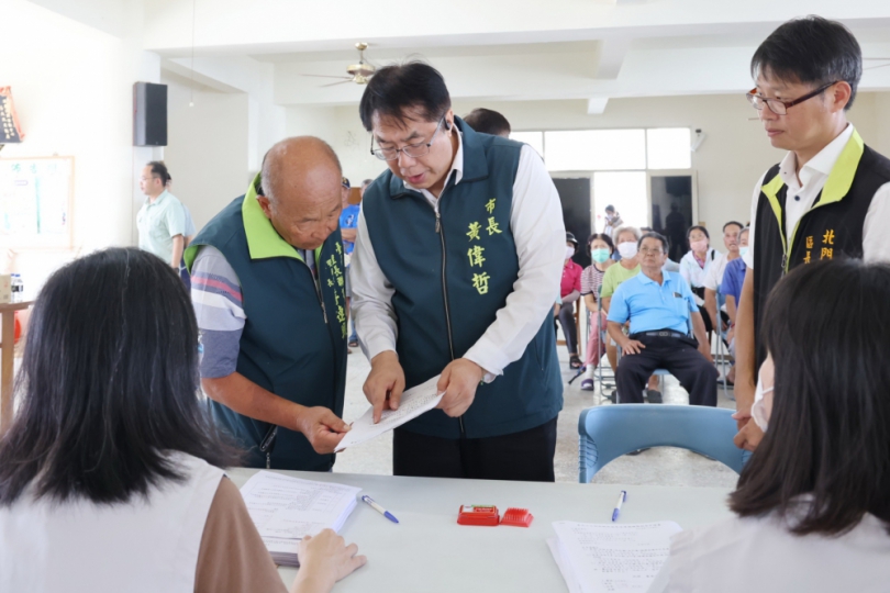 黃偉哲視察北門災區感謝各界投入災後重建