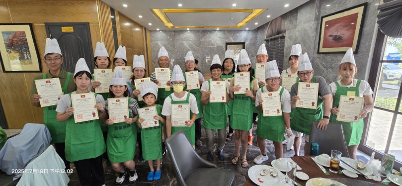 為促進文化交流與深度旅遊體驗、近期一批來自台灣的旅遊團特別前往越南北部、展開為期數日的文化與美食之旅、此次行程除了參訪北越著名景點外、更特別安排參與當地知名廚藝學院的越南料理課程、讓旅客親身體驗越南傳統美食的烹飪樂趣。