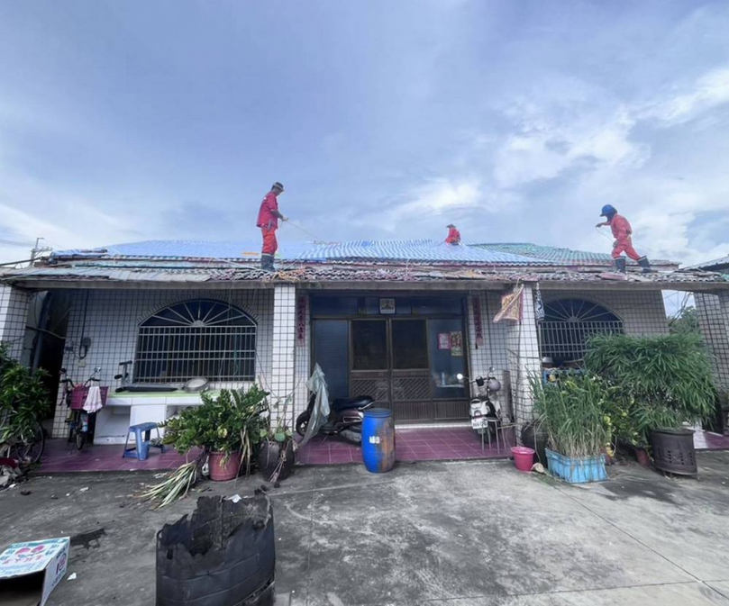 攜手民間企業力量捐贈覆蓋屋頂帆布 太保市全力協助災民應急修繕