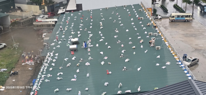 今年第6號颱風「薇帕」在西北太平洋正式生成、以每小時20公里速度向西北西進行、逐漸接近越南北部沿岸、面對颱風逼近、越南下龍灣地區民眾已提前展開防颱準備、展現高度警覺與社區凝聚力。