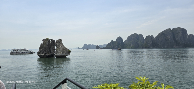 越南知名旅遊勝地下龍灣19日下午發生嚴重遊船翻覆事故、據報導事發時船上共有48名遊客及5名船員、目前已尋獲5具遺體、另有10人獲救送醫、其餘人員仍下落不明。