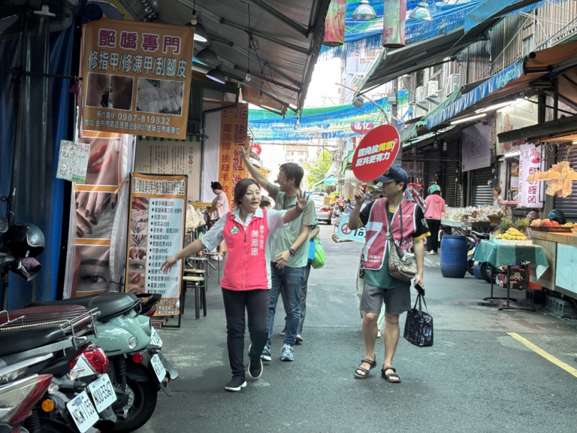 罷免最後關鍵階段衝刺  民進黨議員江肇國、陳雅惠聯袂陪同罷免志工走進市場掃街拜票