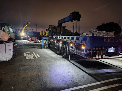 中市龍井區安良港大排舊有護岸遭連日大雨掏空市府迅速搶險加固保障安全