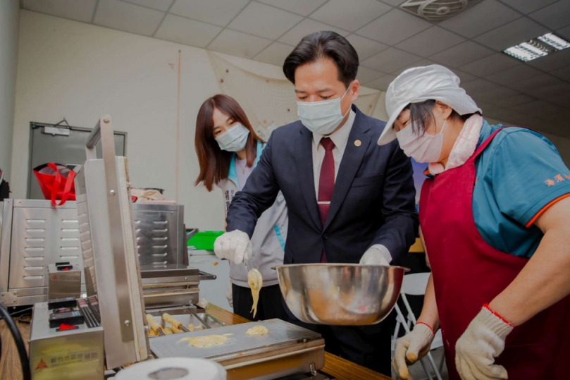 探視濱海社區長輩共餐   邱臣遠學會做蛋捲技巧