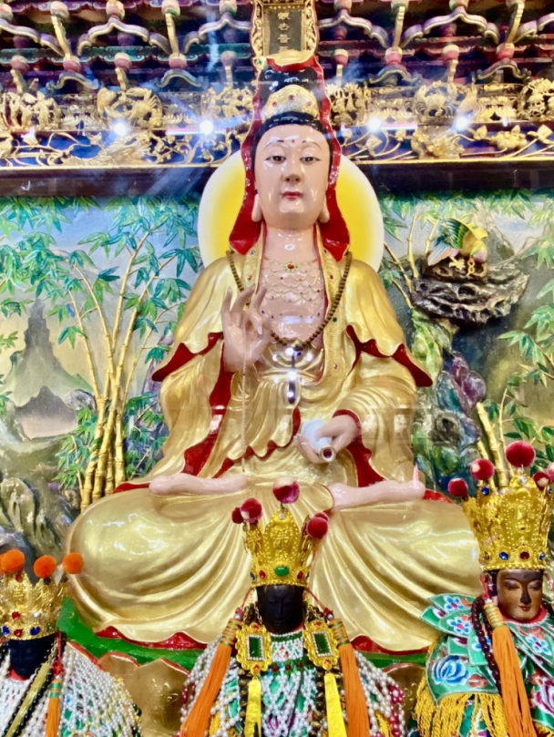 三寮灣東隆宮常務董事侯明舜為觀世音菩薩泥塑神像重新粉刷讓其神光煥發