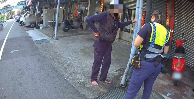 百元鈔當證件、開錯門！翁迷航街頭突暴走? 警民協力化險為夷