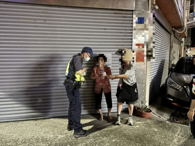 9旬失智嬤深夜赤腳外出找不到路回不家員警「我幫你找」