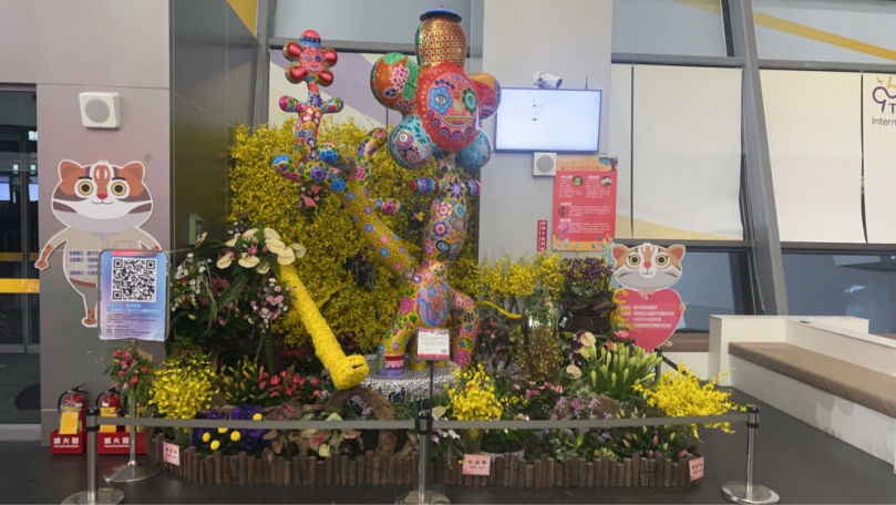 在地花卉藝術妝點清泉崗機場洪易雕塑x台中文心蘭跨域聯展登場