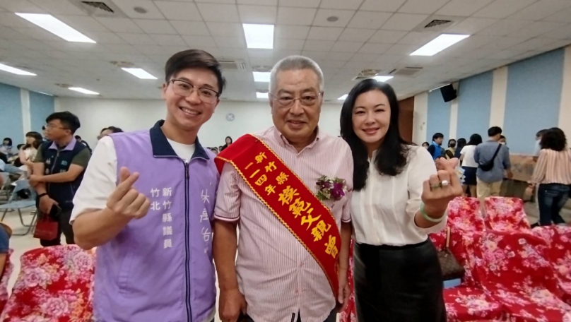 新竹縣表揚20位模範父親   74歲曾炳麟培養3女1子   個個傑出獲楊文科表揚