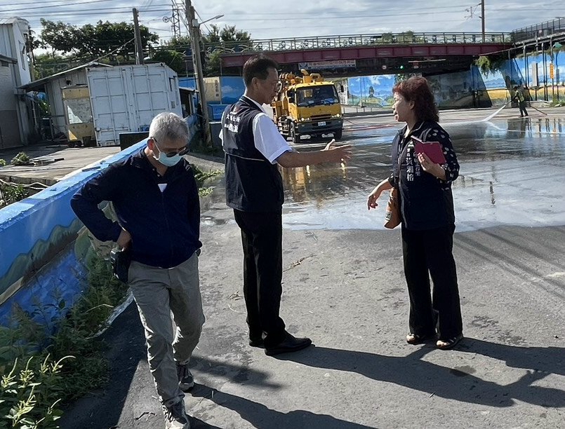 三更半夜雷電交加、豪雨傾盆加上海水大漲潮情況真嚇人