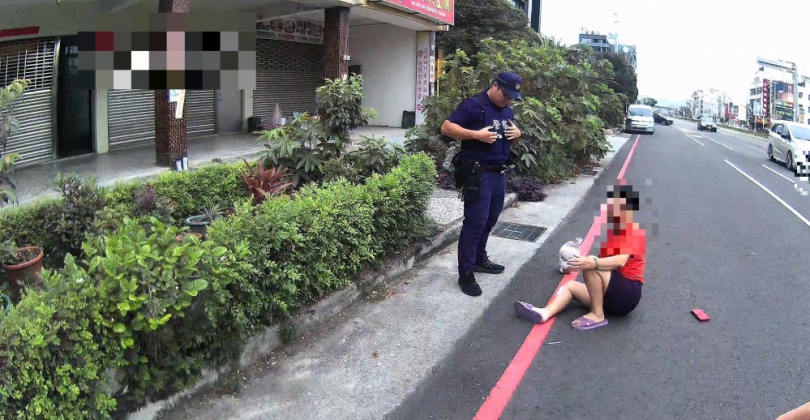 巡警途中發現老婦跌坐路上主動送返家中