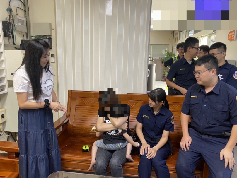 三歲男童溜出門民眾發現送警所祖母獲知到所緊抱痛哭