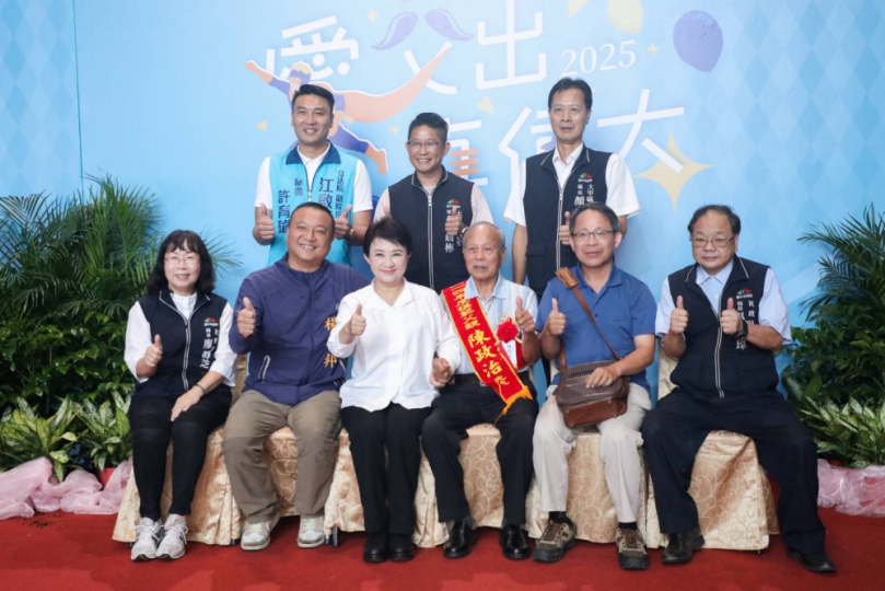 與400位模範父親合照  盧秀燕：父愛如山、堅韌無畏