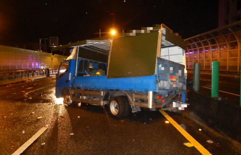 水果批發商駕車欲補貨    疑視線不佳自撞分隔島