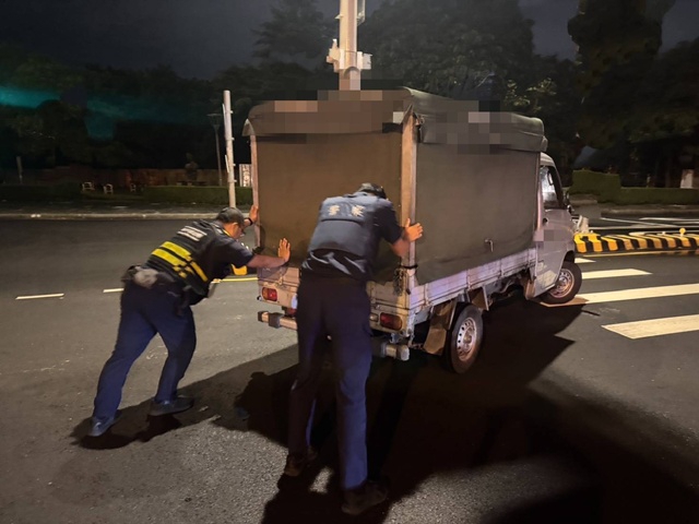 半夜小貨車拋錨路中央  太平警熱心推車助解圍