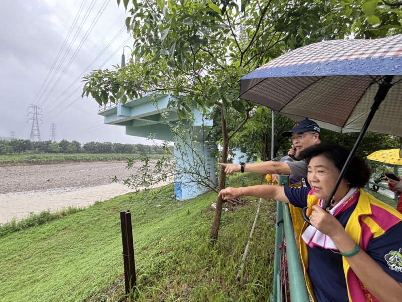 市議員林碧秀關心大里草湖溪因豪雨溪水暴漲  影響高壓電塔基座安全