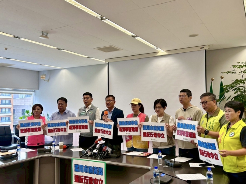 后里長青學苑在課程期間公然宣傳「不同意罷免、支持公投」等政治立場   台中市議會民進黨團質疑盧秀燕市府讓政治宣傳滲透各個基層單位  有濫用公部門資源之嫌  中市后里區公所：違反行政中立、已要求委辦單位解職