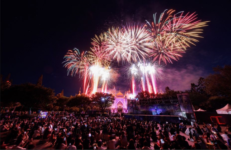 暑假唯一有煙火的遊樂園！ 六福村光之祭典美翻整個夜空