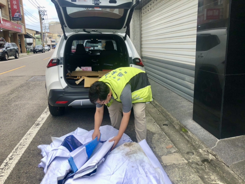 災難當前同島一命！民進黨議員周永鴻募集帆布助南部災民