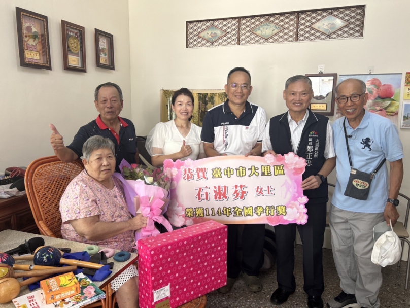 照顧失智婆婆  事親至孝  孝行令人動容  中市大里區石淑芬女士榮獲114年全國孝行獎殊榮