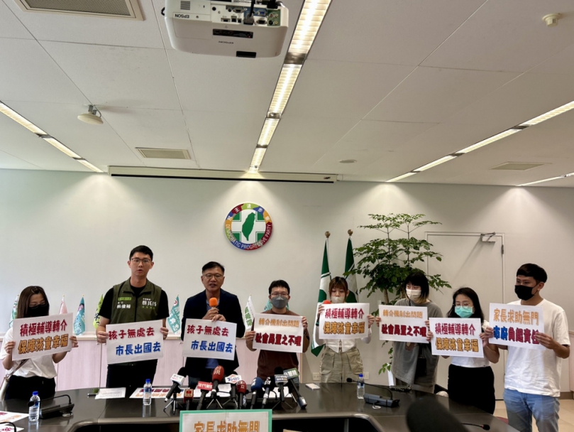 海線地區托嬰中心因故遭社會局終止準公托契約並將追回補助款而宣布歇業  造成中心內60名家長無法繼續托嬰、孩子無處可去  中市社會局：主動聯繫家長啟動轉介服務