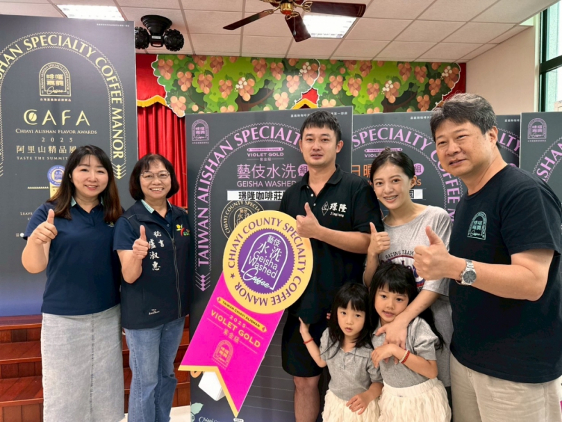 茶香咖啡蜜香奪全國大獎 番路鄉農會祝賀紅榜掛滿牆