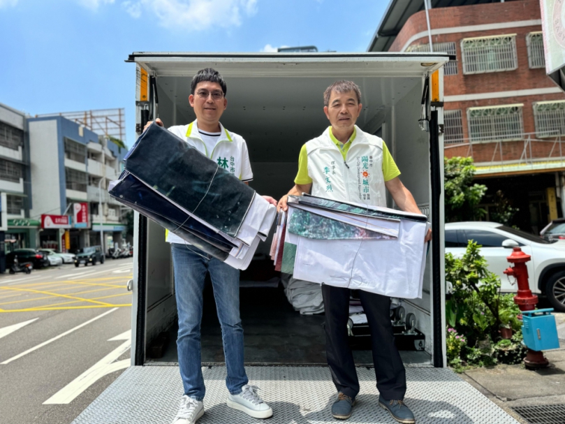 民進黨中市議員林祈烽募集逾百件帆布  前進台南災區協助修復工作