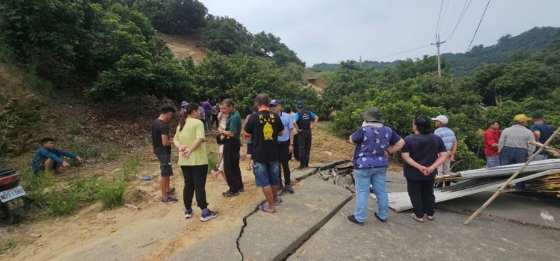 霧峰暗坑巷因豪雨崩塌  水利局緊急搶修便道助農民採收龍眼