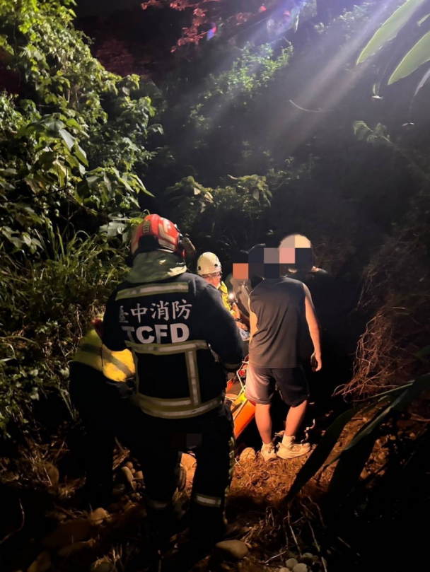 男獨爬步道失聯 烏日警消全力搜救  8hrs後趕在楊柳登陸前尋獲跌落山溝男子
