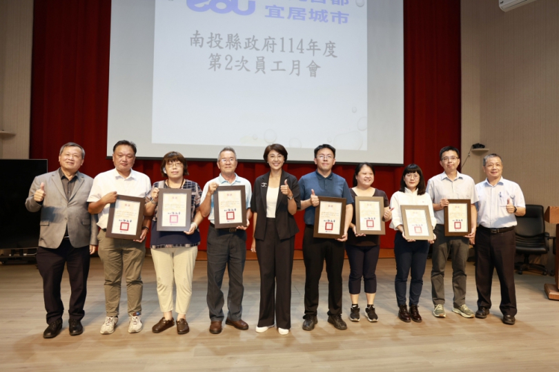 縣府員工月會 縣長頒獎表揚本縣模範公務員