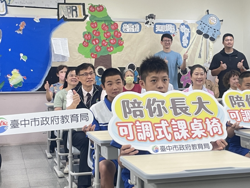 中市校園設備大升級！教育局長蔣偉民視察可調式課桌椅配置情形  展現對學生健康與教育品質的高度重視