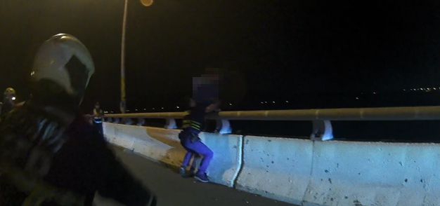 男子與家人爭吵獨自坐在橋欄清水警方獲報到場乘機拉下化解悲劇