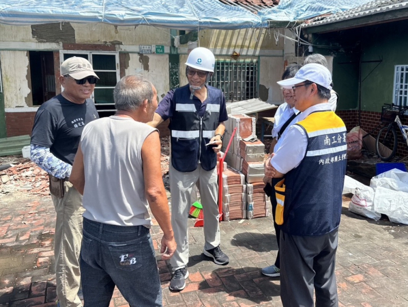國土署署長吳欣修慰問佳里區弱勢戶修繕工程　盼加速復原減輕居民不便
