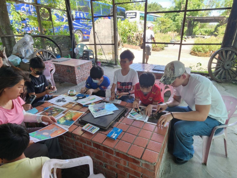 學子們感受體驗台灣印象派實踐樂趣 童年渡假村陳明順父子同心推展美術畫畫