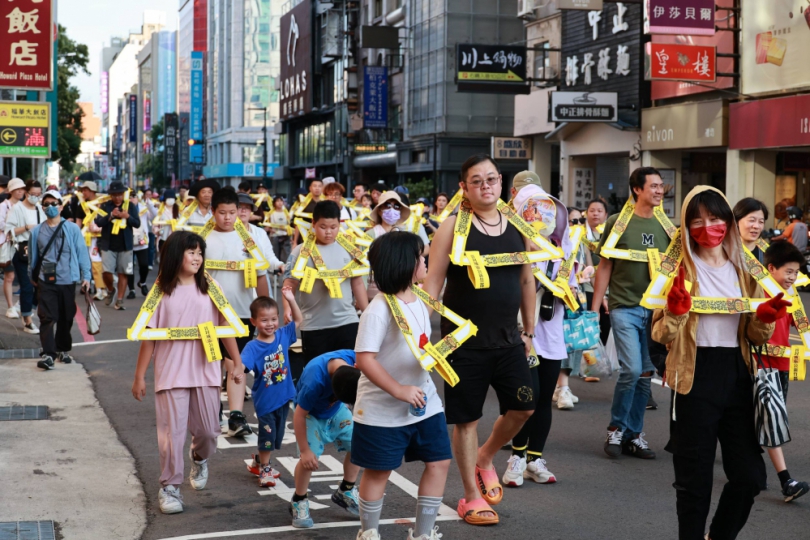新竹都城隍廟中元祭「夯枷解厄」重磅登場   超過3000信眾扛紙枷遶城祁福
