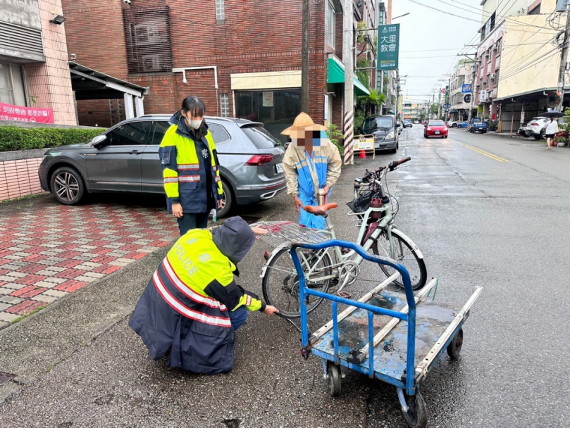 拾荒婦雨天腳踏車脫鏈   暖警徒步推車送修