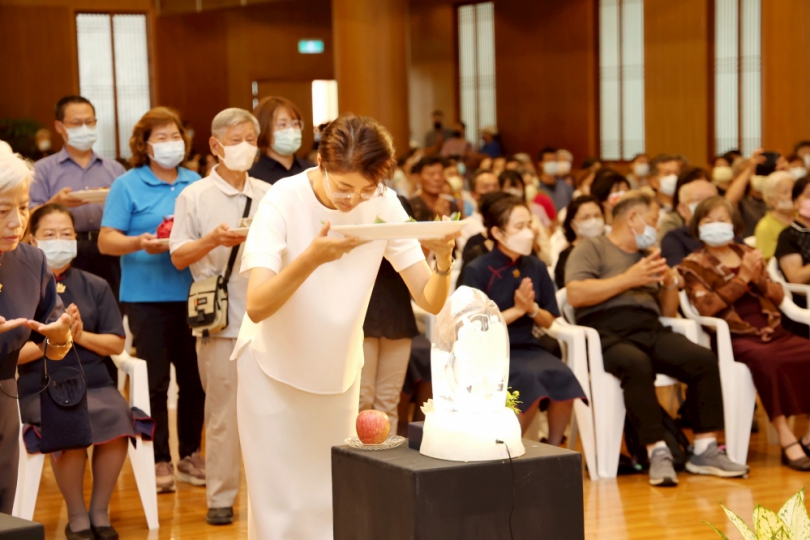 慈濟南投、草屯辦吉祥月祈福活動 許縣長獻供頂禮祈安