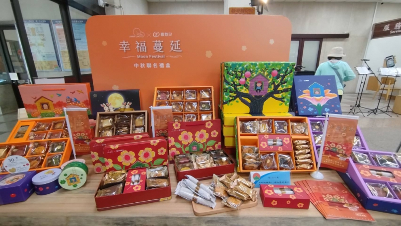 喜憨兒中秋禮盒封面AI畫的   楊文科拋磚引玉   呼籲大家來捧場