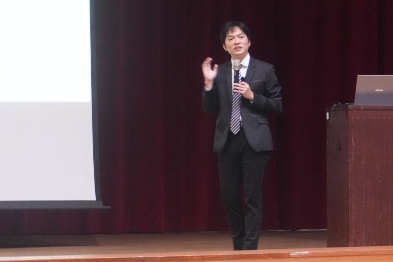 中市府法制局入校園宣導法律教育　李善植局長勉勵臺中女中新生識法防詐