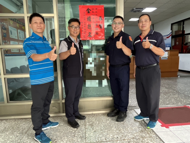 中市清水警分局員警黃暉閔雙喜臨門分局長鄭鴻文道賀勉勵