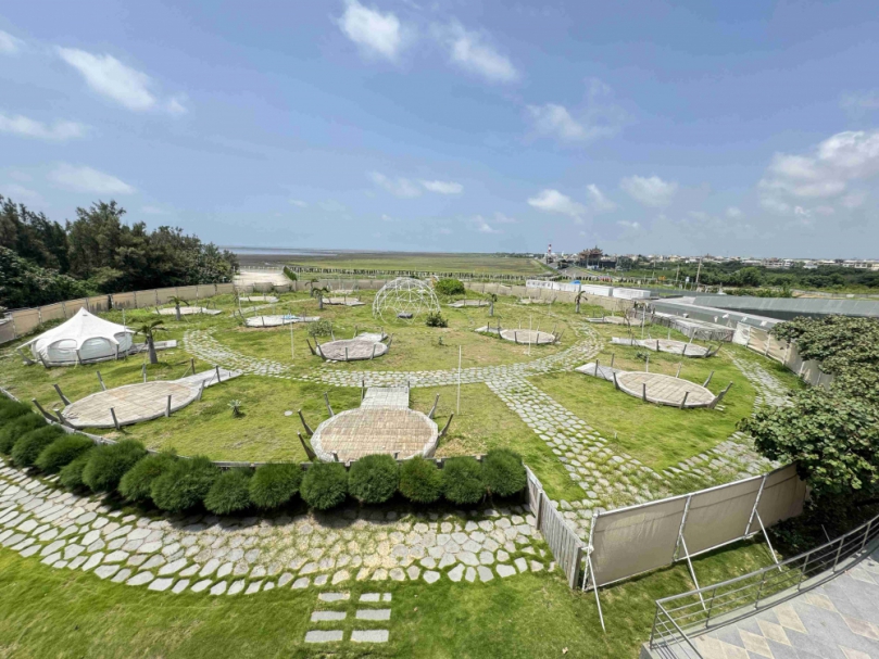 台中高美濕地遊客中心荒廢有待整修議員呼籲應先將觀海山坡綠地還給遊客